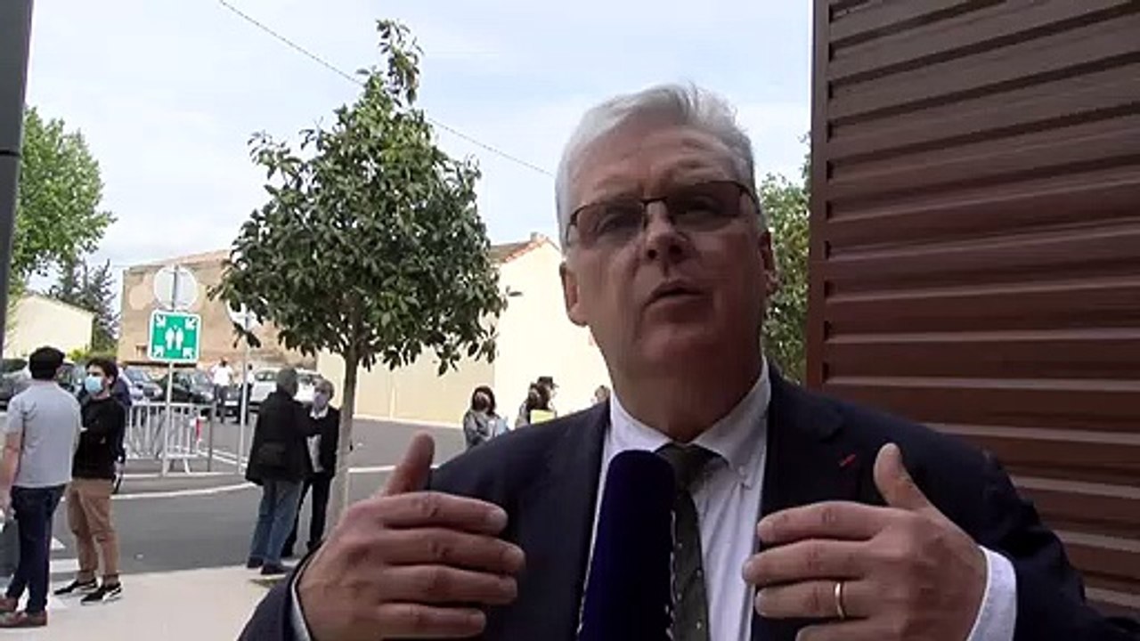 Le maire de Miramas Frédéric Vigouroux salue un...
