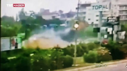 Elektrik direğine çarpıp devrilen tırın kaza anı kamerada