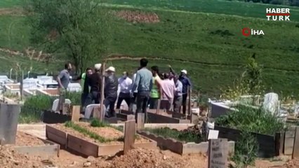 Mezarlıkta kavga! Tekme ve yumruklar konuştu
