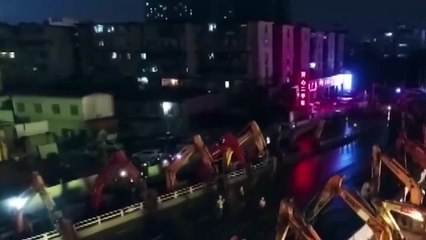 Üst geçit tam 200 iş makinesiyle yıkıldı