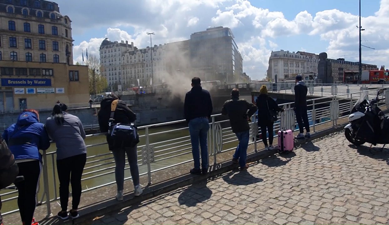 De la fumée sur le pont place Sainctelette à Br...