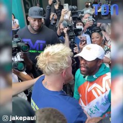 Jake Paul vole la casquette de Floyd Mayweather, ça tourne mal !
