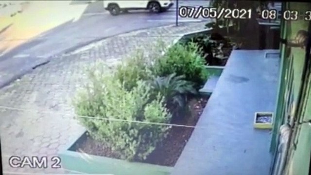 Câmera de autoescola registra colisão entre Jeep e moto no Bairro Coqueiral