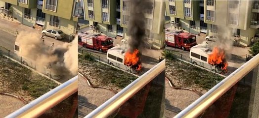 Park halindeki minibüs alev alev yandı