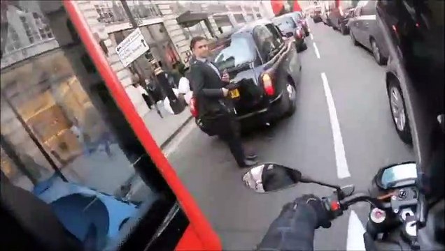 Ce chauffeur de bus sauve un motard et un piéton grâce à un simple geste