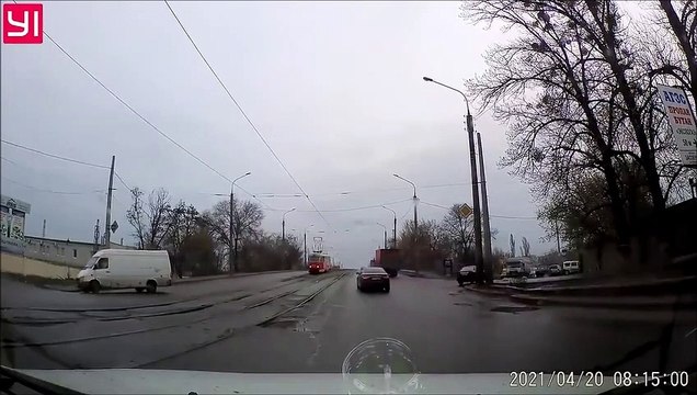 Ce conducteur évite un tram qui déraille d'une façon géniale