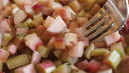 This Sweet-Tangy Crisp Recipe Made Me a Rhubarb Dessert Believer