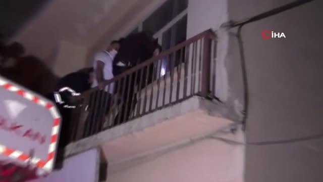 Son dakika haberleri... Polisin itfaiye merdiveniyle içeri girdiği kumar baskınında, çatıda saklandı ceza yemekten kurtulamadı