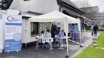 Almanya'da bazı camilerde cuma namazı öncesinde yeni tip koronavirüs hızlı testi yapıldı
