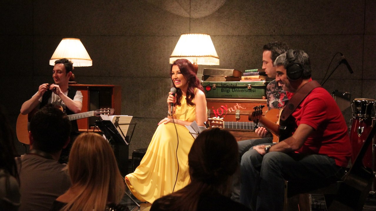 Yonca Lodi - Düstüysek Kalkariz