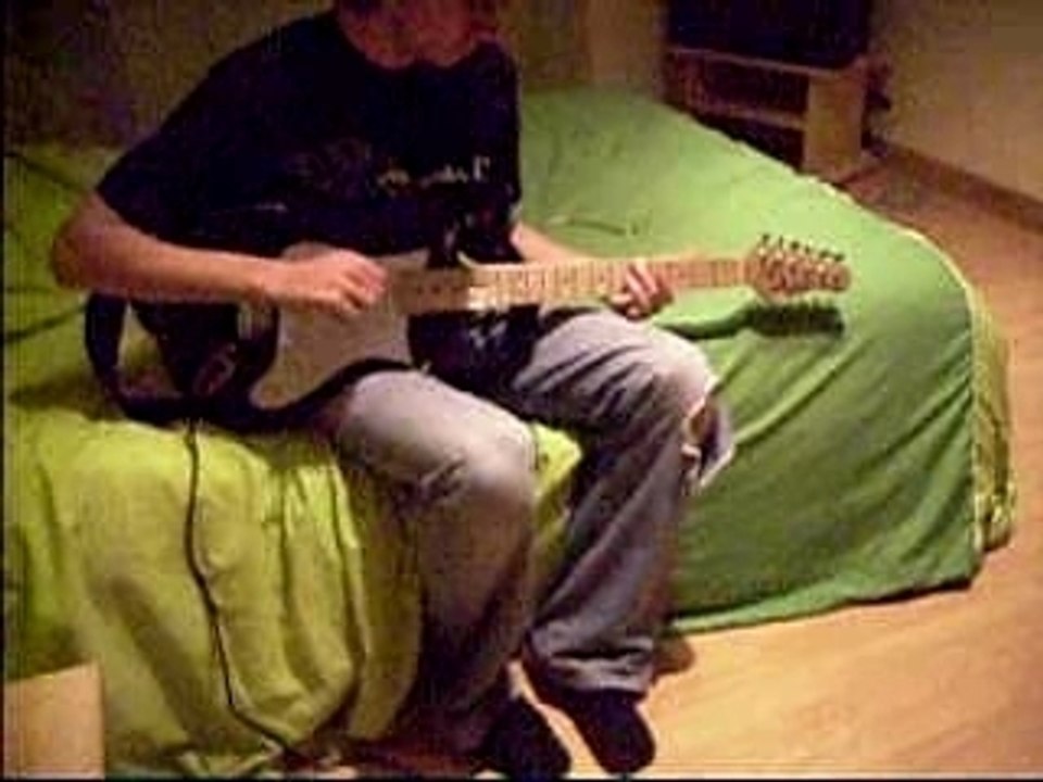 max joue ACDC smoke on the water