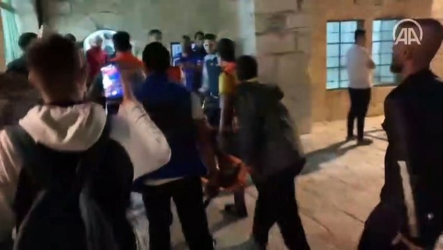 İsrail polisinden Mescid-i Aksa'da cemaate saldırı