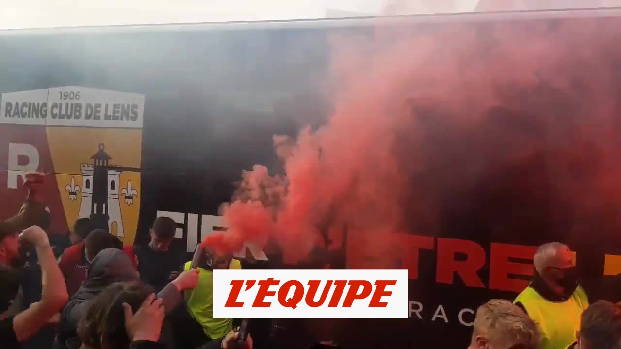 Le bus du Racing accompagné par les supporters avant le derby - Foot - L1 - Lens