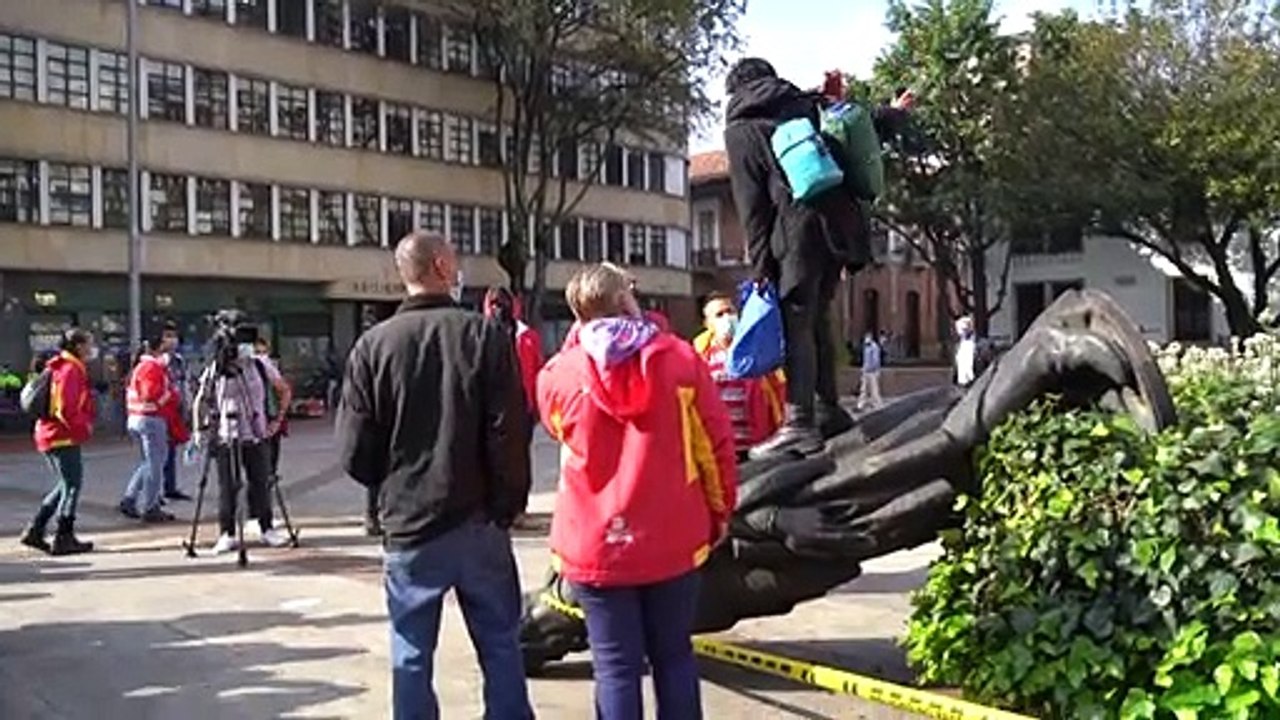 Indígenas colombianos derriban estatua de conquistador español en Bogotá