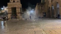 Mescid-i Aksa'ya giren İsrail polisi, Kıble Mescidi'nin içinde namaz kılan cemaate ses bombalarıyla saldırdı (2)
