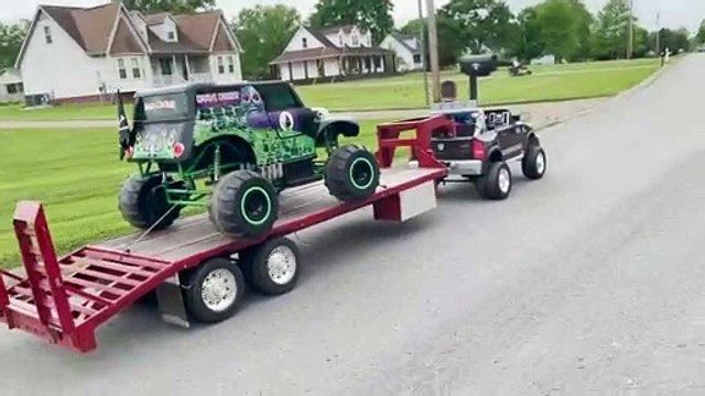 BAD BABY TOWED MOM CAR! LITTLE DRIVER ON COLORED POWER WHEELS