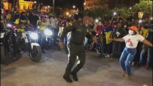 Con champeta y goles, manifestantes y policías se unen en Colombia