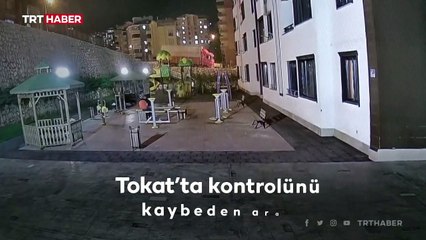 Kontrolden çıkan otomobil site bahçesine uçtu