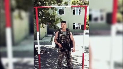 Jandarma Özel Harekat askerinden barfiks gösterisi