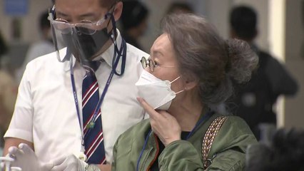 '오스카상' 윤여정, 조용한 귀국..."코로나19 상황 고려" / YTN
