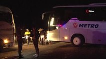 Yanlış yola giren otobüs yolcularıyla beraber mahsur kaldı