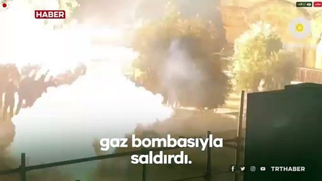 İsrail'in namaz kılanlara gaz bombası attığı anlar