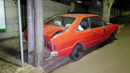 Corcel bate em poste na Rua Pio XII, no Centro e motorista dorme dentro de veículo