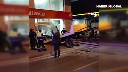 Makas atan otomobil, lüks otomobile çarptıktan sonra bankaya girdi