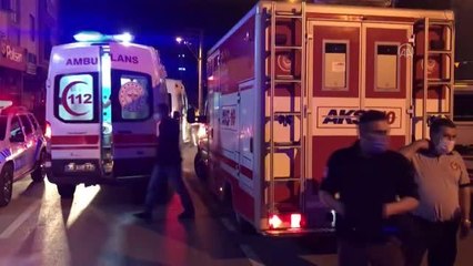 Pikabın park halindeki iş makinasına çarpması sonucu 4 kişi yaralandı