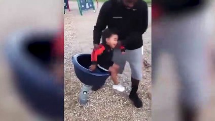 Çocuk babasını gülmekten yerlere düşürdü