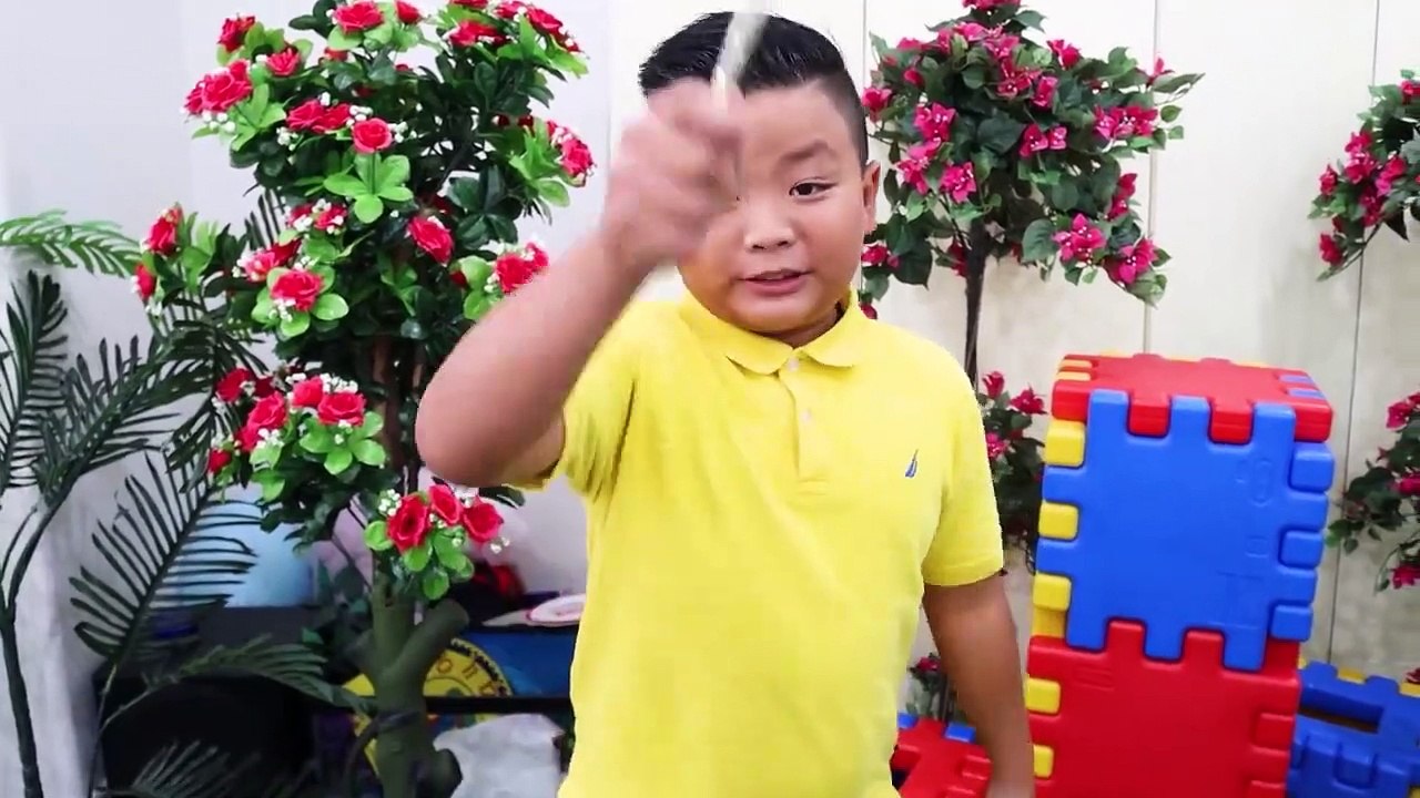 Emma Pretend Play Police Catching Magic Thief Jump Through Wall | Funny Cop Jail Story For Kids