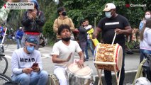 شاهد: مظاهرات بالشموع والموسيقى احتجاجا على الأوضاع الاقتصادية في كولومبيا