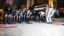 İsrail'in İstanbul Başkonsolosluğu önünde bir grup, Mescid-i Aksa saldırısını protesto ederek namaz kıldı