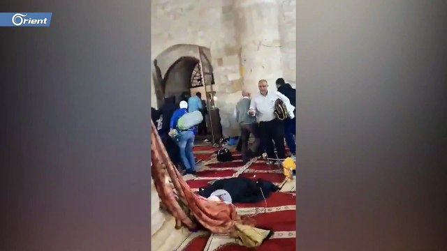 لحظة اقتحام الجيش الإسرائيلي للمسجد الأقصى وإطلاقه قنابل على المصلين