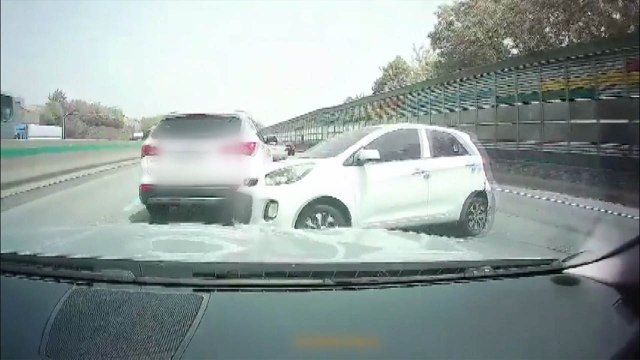 경부고속도로 천안나들목 부근 5중 추돌...1명 경상 / YTN