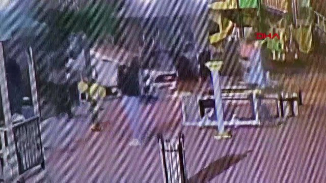 Otomobil 10 metrelik istinat duvarından site bahçesine düştü