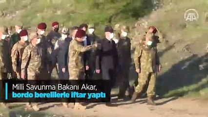 Milli Savunma Bakanı Akar, bordo berelilerle iftar yaptı