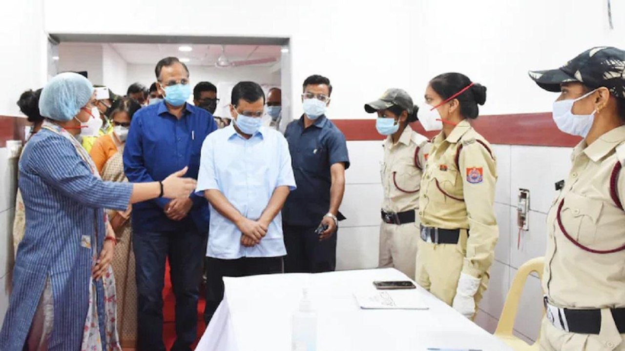 Delhi: CM Kejriwal visit vaccination centre in Paharganj