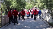 Türk Kızılay gönüllüleri, mezarlıkların temizlik ve bakımlarını yapıyor