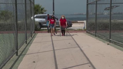 Fedakar anne down sendromlu milli tenisçi kızını idmanlarda yalnız bırakmıyor