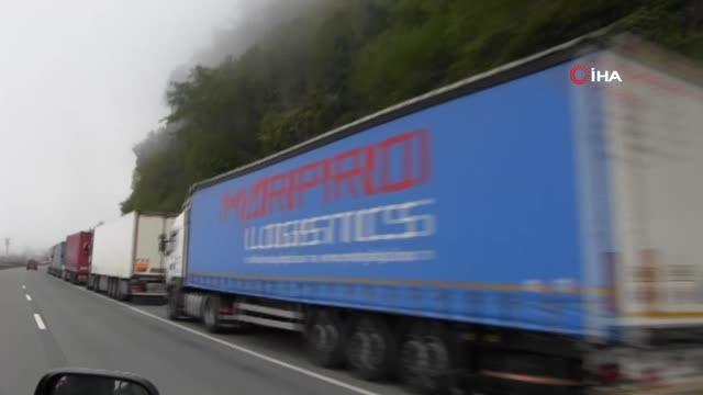 Gürcistan gümrüğünde işlemler yavaşladı.. Sarp Sınır Kapısı'nda 3 ilçe boyunca tır kuyruğu