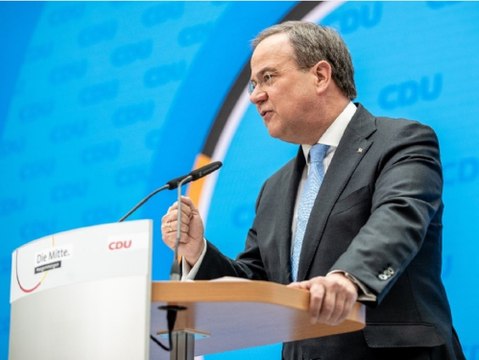 Umfragetief der Union: CSU gibt Armin Laschet die Schuld