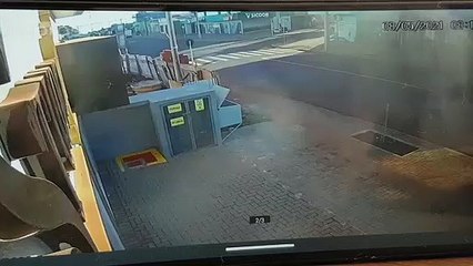 Veja o vídeo que registrou a grave colisão entre dois carros no Jardim Clarito