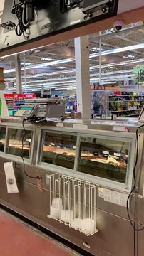 Une femme fait ses courses dans une cabine antivirus