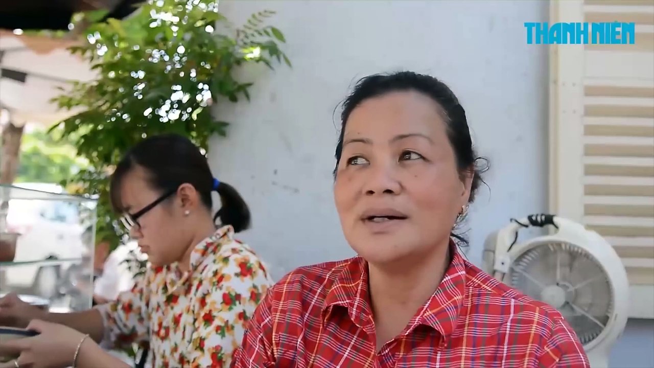 Quán cháo 5k không có ghế ngồi vì người ngồi quá đông (9/5/2021)