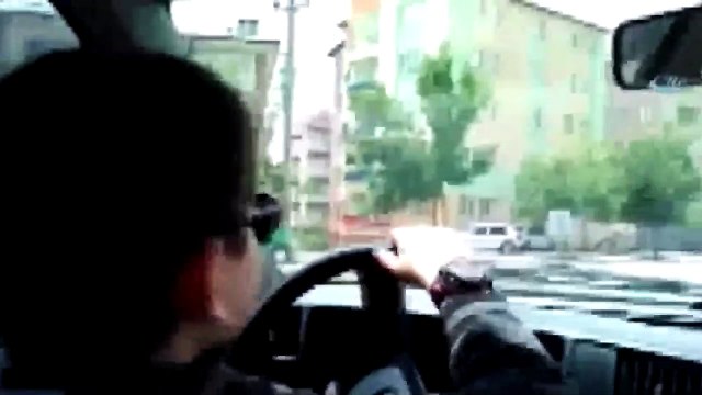 Küçük çocuğa otomobil kullandıran baba tepki topladı