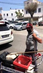 Çöpleri dans ederek toplayan temizlik işçisi süpürgesiyle şov yaptı