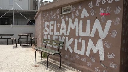 CAMİNİN BAHÇE DUVARINI AVUÇ İÇİYLE BOYADI, GÖZALTINA ALINDI