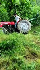 Devrilen traktörden şans eseri kurtuldu