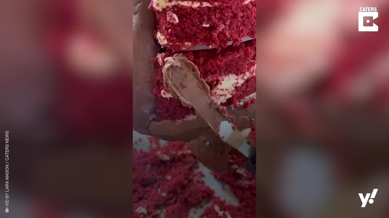 Bäckerin backt eine total verrückte Spiderman Upside-Down-Torte
